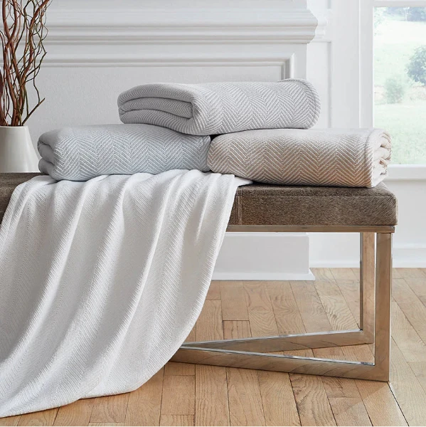 Camilo Blanket in White