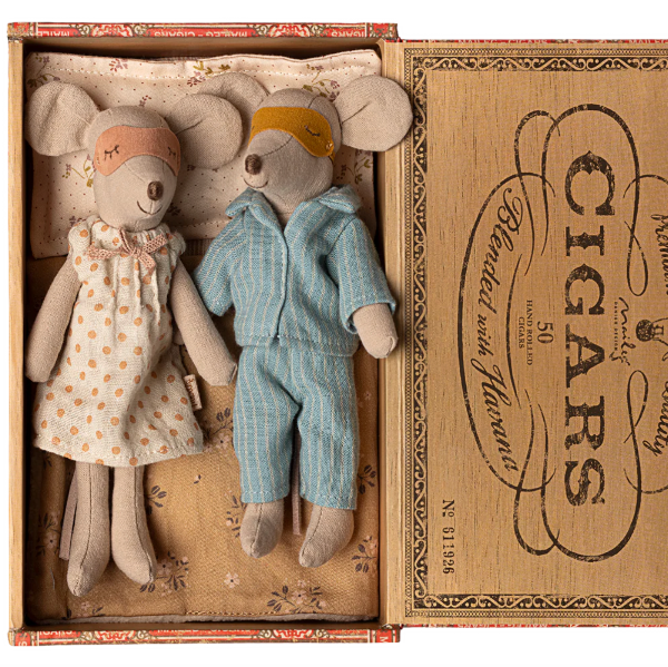 Mum & Dad in Cigarbox