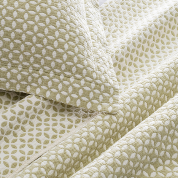 Leaf Reversible Blanket in Tarragon