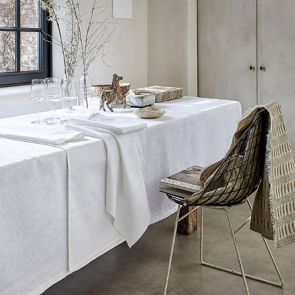 Voyage Iconique White Table Linens